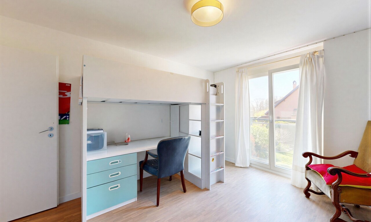 bureau avec espace bureau, light floor, wood finish floor, sol en finition bois, et drywall