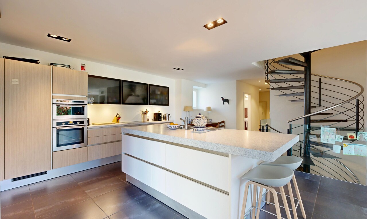 cuisine avec light countertops, plans de travail, kitchen island, îlot de cuisine, et dark floor