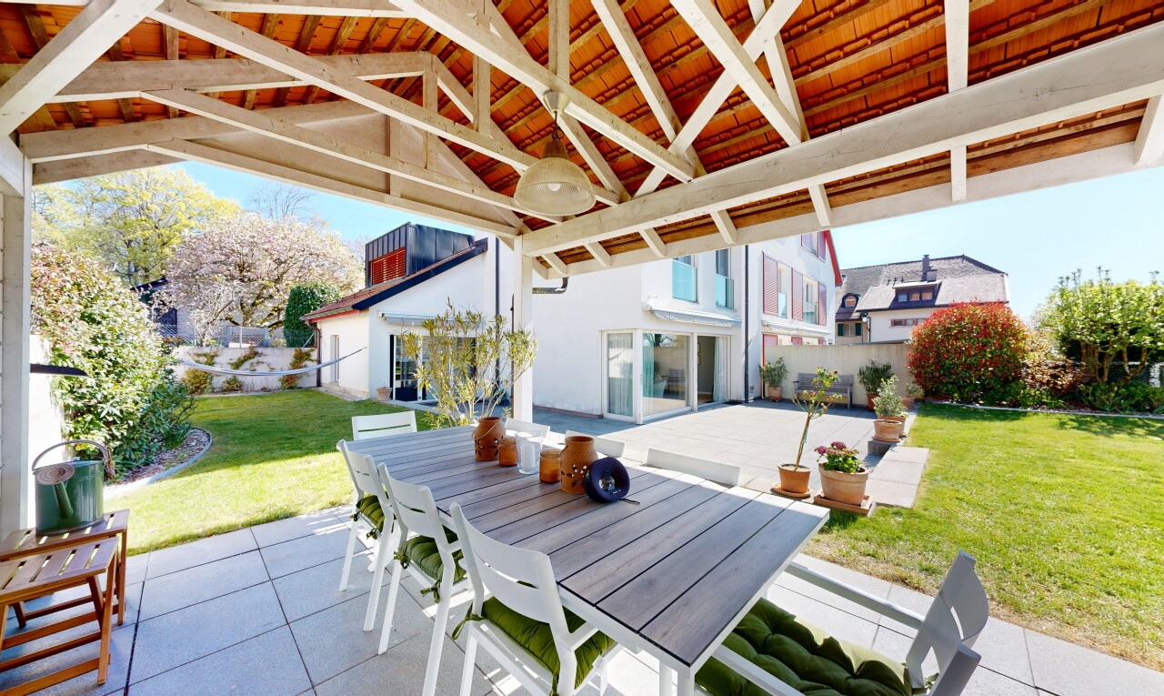 terrasse avec pelouse, day time, terrasse, clôture, et coin repas extérieur