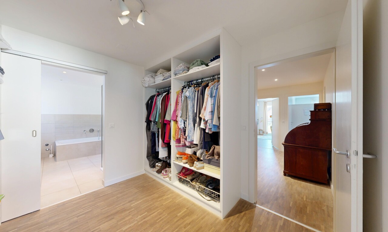 dressing avec light floor, sol en finition bois, et wood finish floor