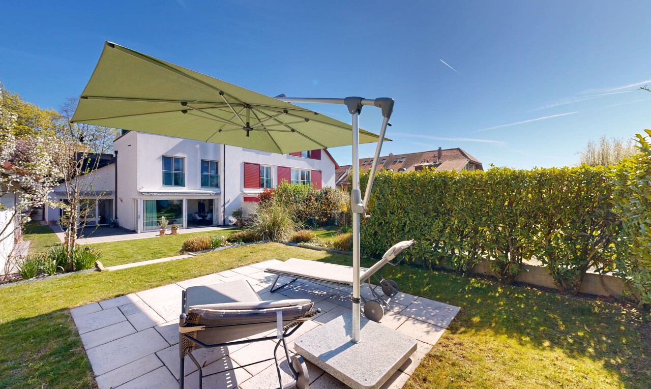 terrasse avec terrasse, pelouse, from property, et day time
