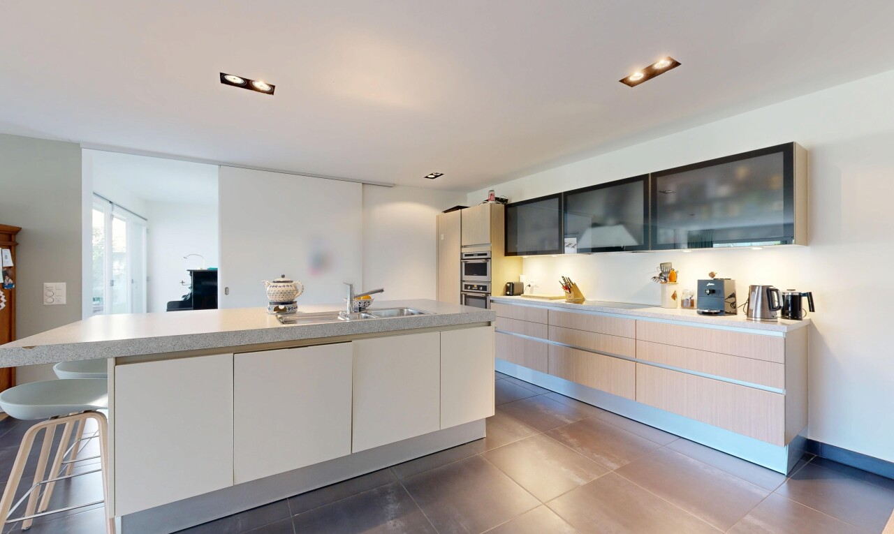 cuisine avec îlot de cuisine, kitchen island, plans de travail, light countertops, et bar de cuisine