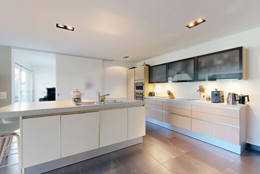 cuisine avec îlot de cuisine, kitchen island, plans de travail, light countertops, et bar de cuisine