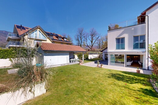 façade avec bardage en stuc, terrasse, pelouse, day time, et property visible