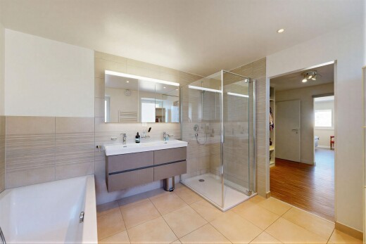 salle de bains avec salle de bain complète, double vasque, tile floor, sol en carrelage, et light floor