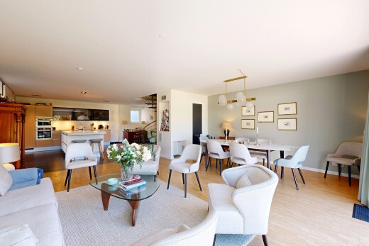 salon / salle à manger avec inside property, drywall, cloison sèche, wood finish floor, et sol en finition bois