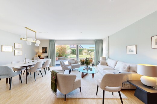 salon / salle à manger avec drywall, cloison sèche, wood finish floor, sol en finition bois, et inside property