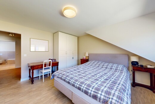 chambre avec drywall, cloison sèche, wood finish floor, sol en finition bois, et inside property