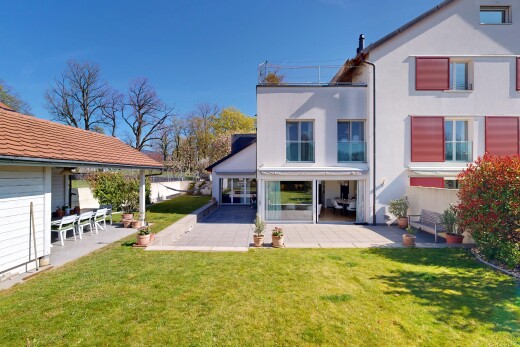 façade avec terrasse, bardage en stuc, pelouse, property visible, et day time