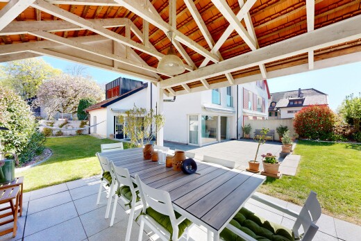 terrasse avec pelouse, day time, terrasse, clôture, et coin repas extérieur