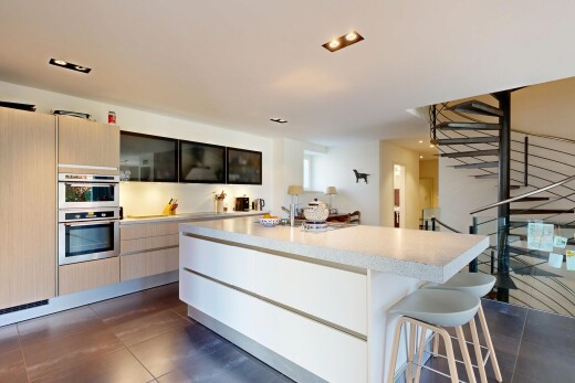 cuisine avec light countertops, plans de travail, kitchen island, îlot de cuisine, et dark floor