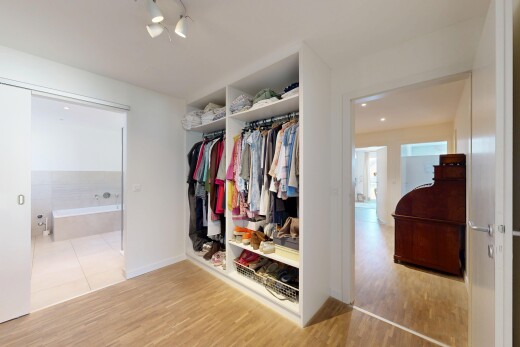 dressing avec light floor, sol en finition bois, et wood finish floor