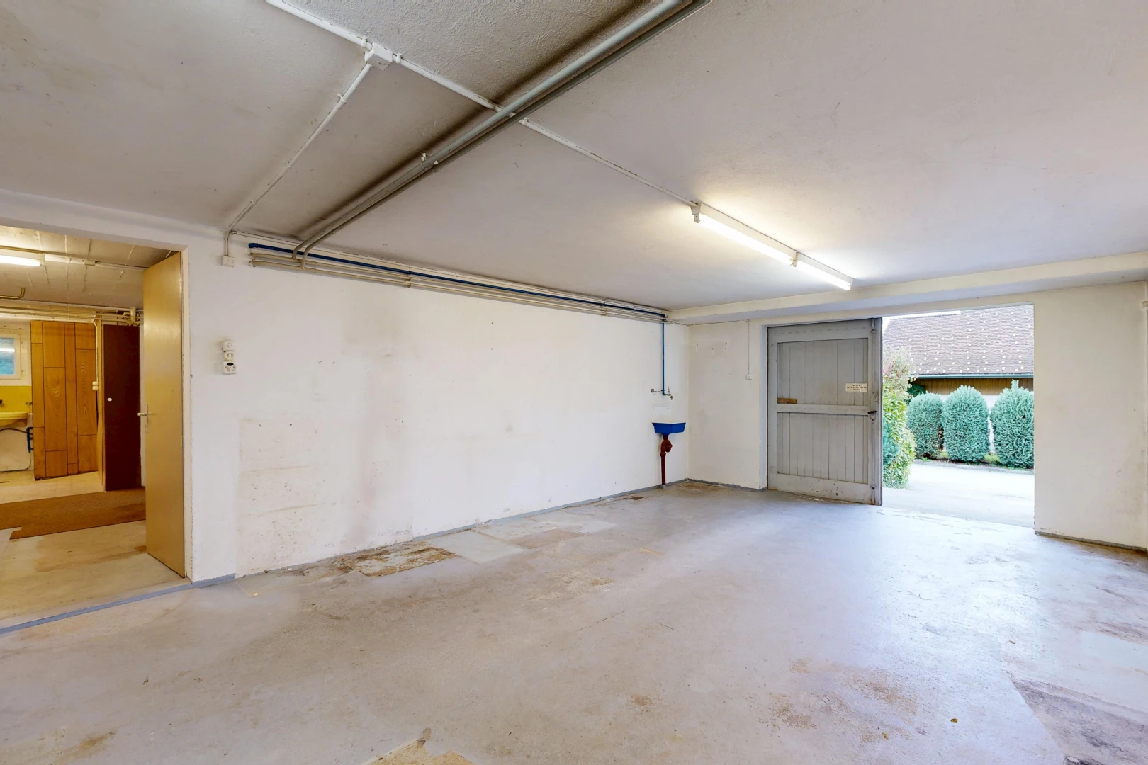 leerer raum mit betonboden, concrete floor, außenzugang, inside property, und garage