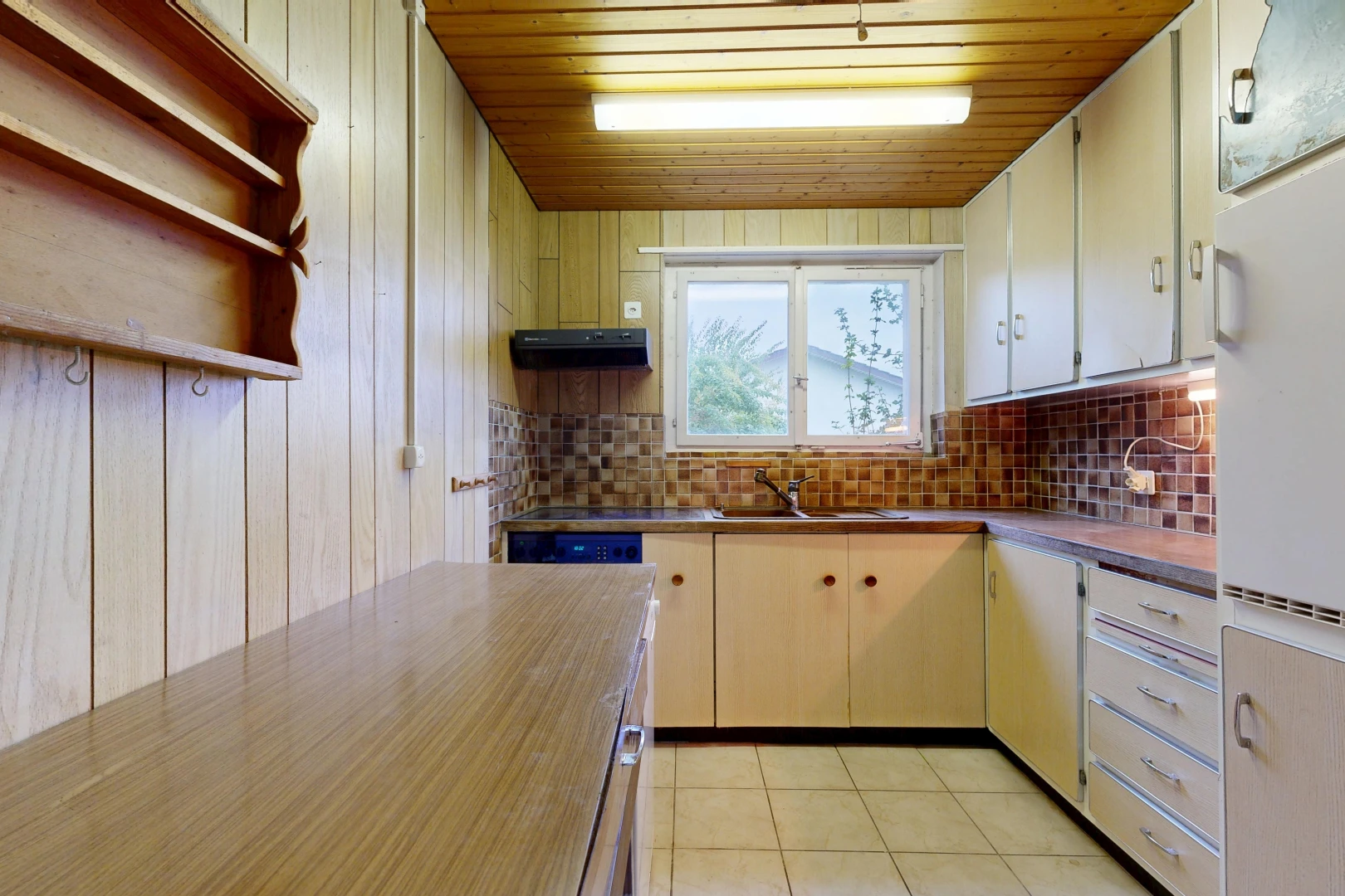 küche mit light floor, holzwand, wood wall, küchenrückwand beim herd, und küchenrückwand beim Herd