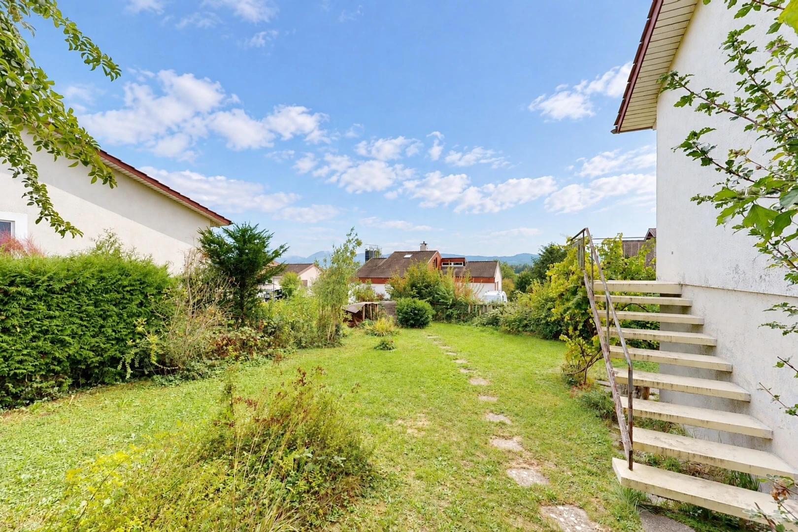 garten mit rasen, day time, from property, und treppen