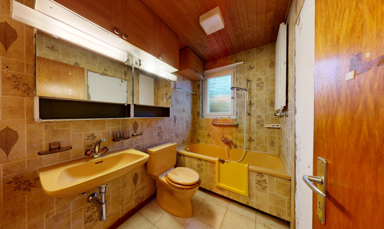bad mit toilette, spiegel, komplettes badezimmer, fliesenboden, und tile floor