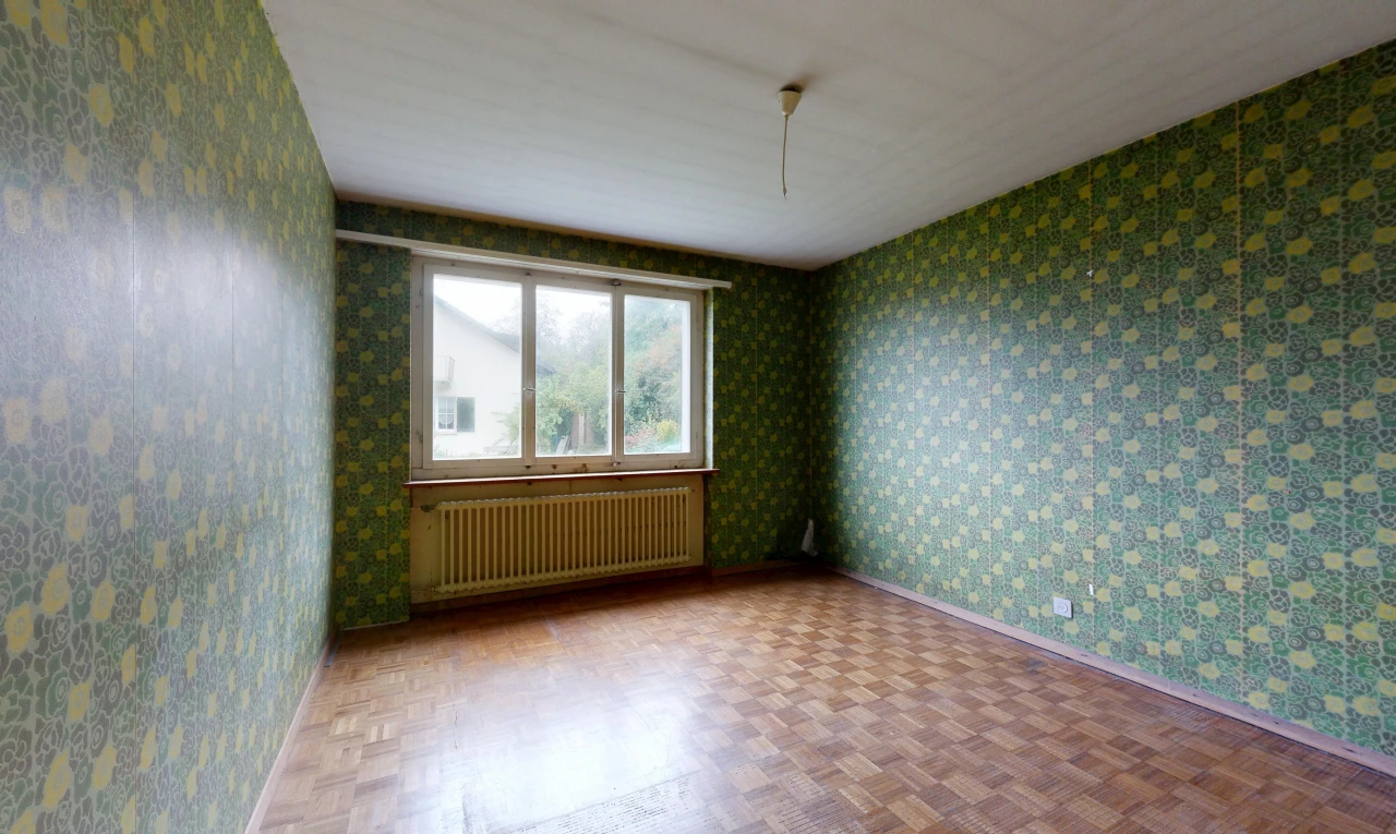 leerer raum mit tapetenwand, wallpaper wall, problematic wallpaper, kühler, und sockelleisten