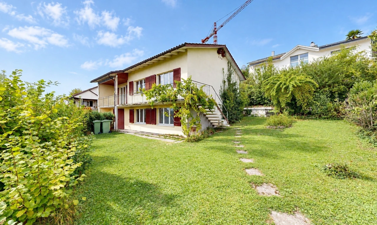 außenansicht mit rasen, property visible, balkon, day time, und treppen