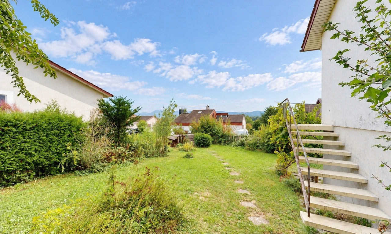 garten mit rasen, day time, from property, und treppen