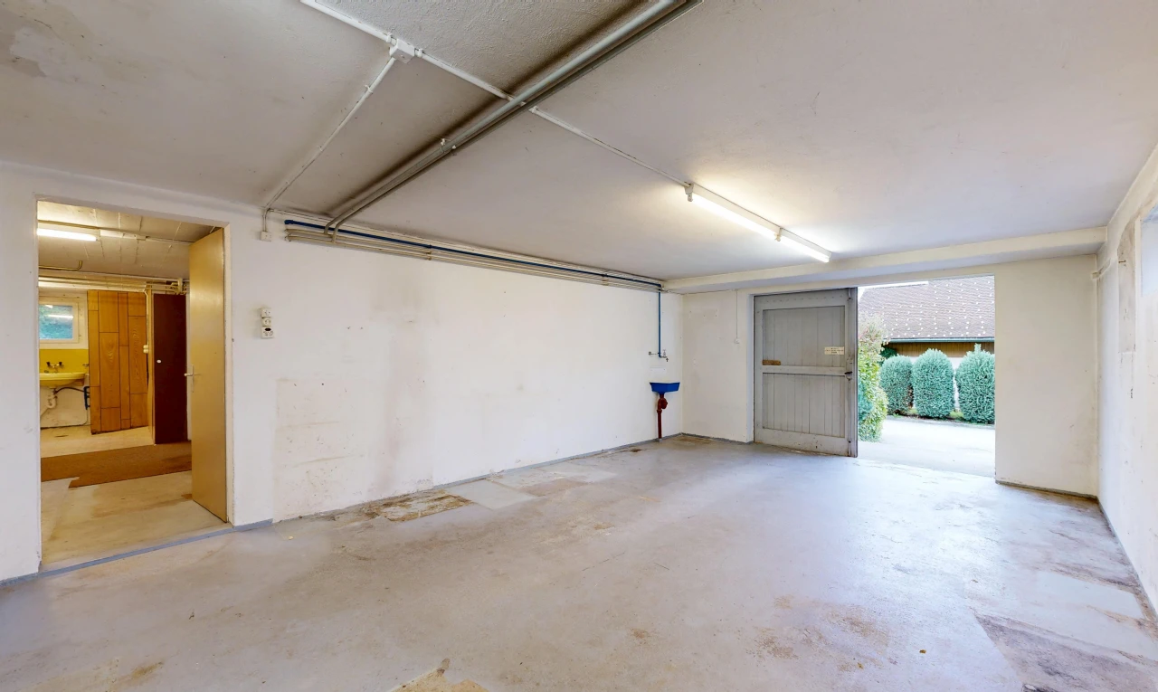 leerer raum mit betonboden, concrete floor, außenzugang, inside property, und garage