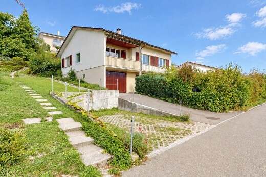 außenansicht mit balkon, auffahrt, eingebaute garage, property visible, und day time