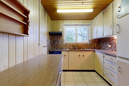küche mit light floor, holzwand, wood wall, küchenrückwand beim herd, und küchenrückwand beim Herd