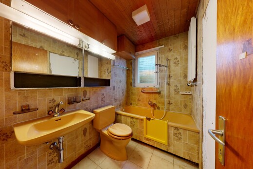bad mit toilette, spiegel, komplettes badezimmer, fliesenboden, und tile floor