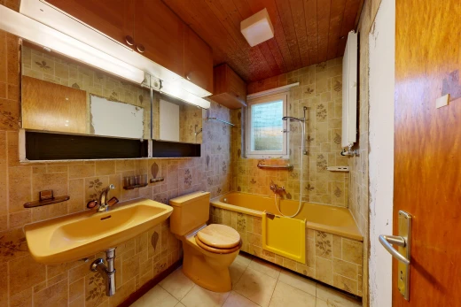 bad mit toilette, spiegel, komplettes badezimmer, fliesenboden, und tile floor