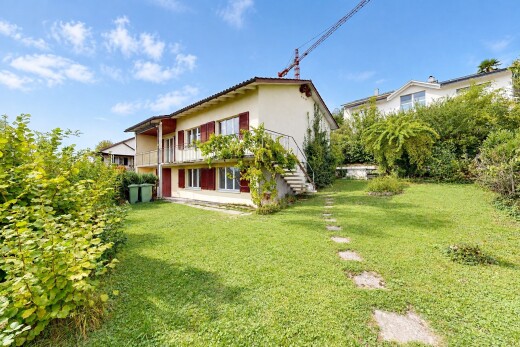 außenansicht mit rasen, property visible, balkon, day time, und treppen