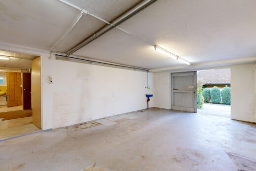 leerer raum mit betonboden, concrete floor, außenzugang, inside property, und garage