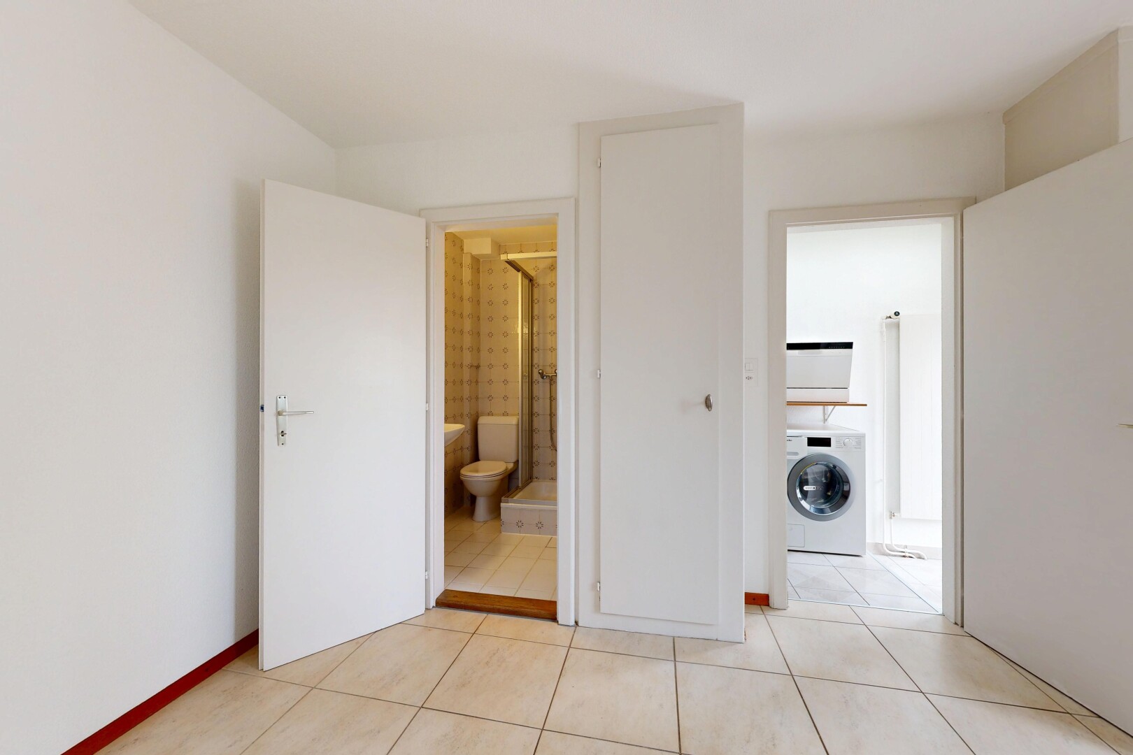 pièce vide avec drywall, cloison sèche, inside property, lave-linge et sèche-linge, et tile floor