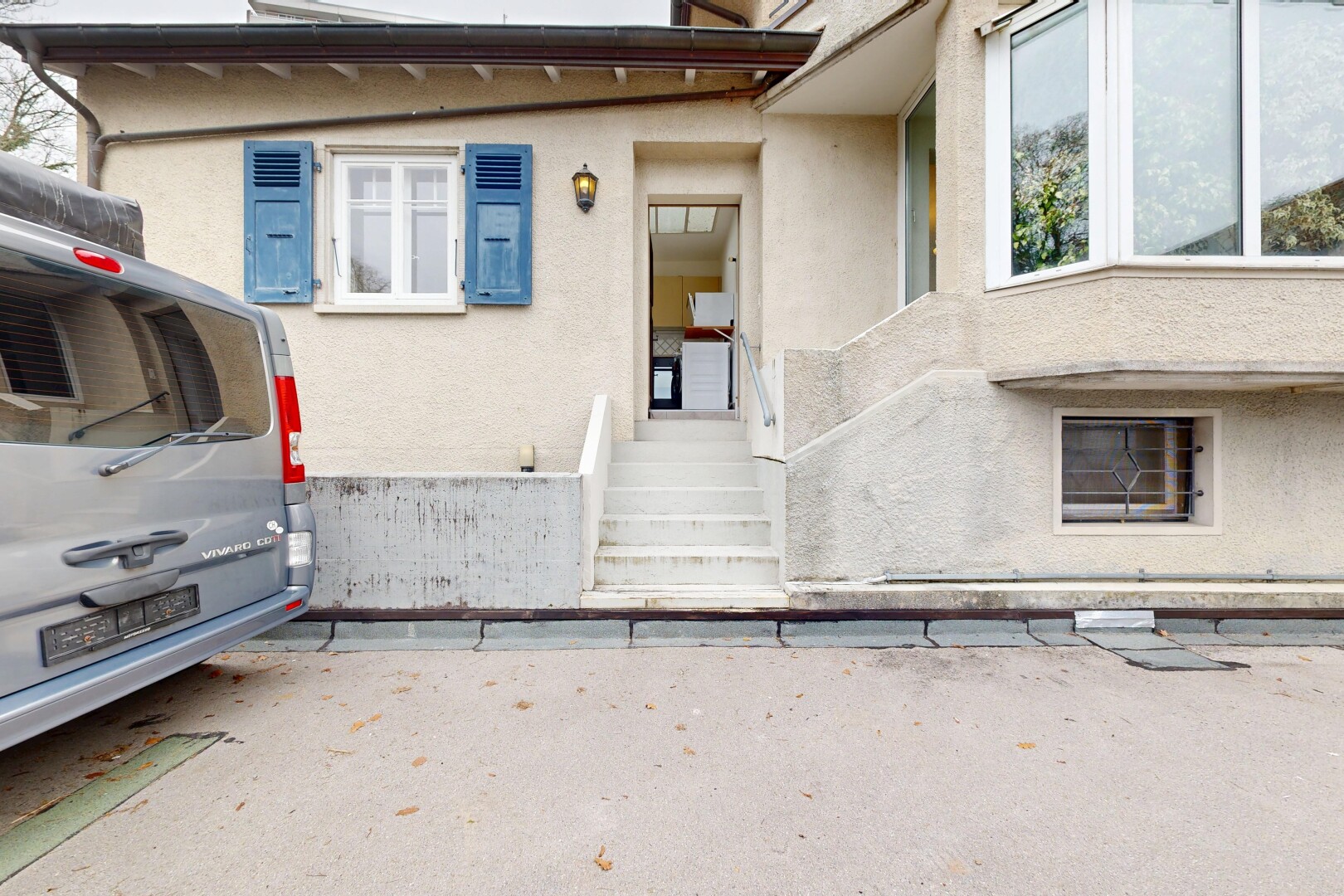 façade avec bardage en stuc, property visible, perron, et overcast