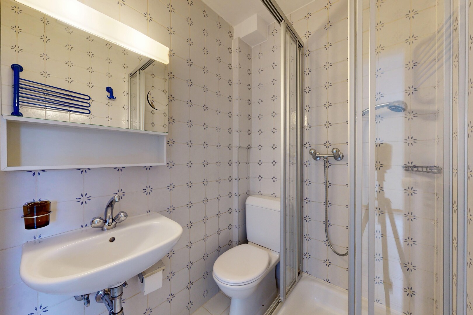 salle de bains avec douche, évier, salle de bain complète, toilette, et inside property