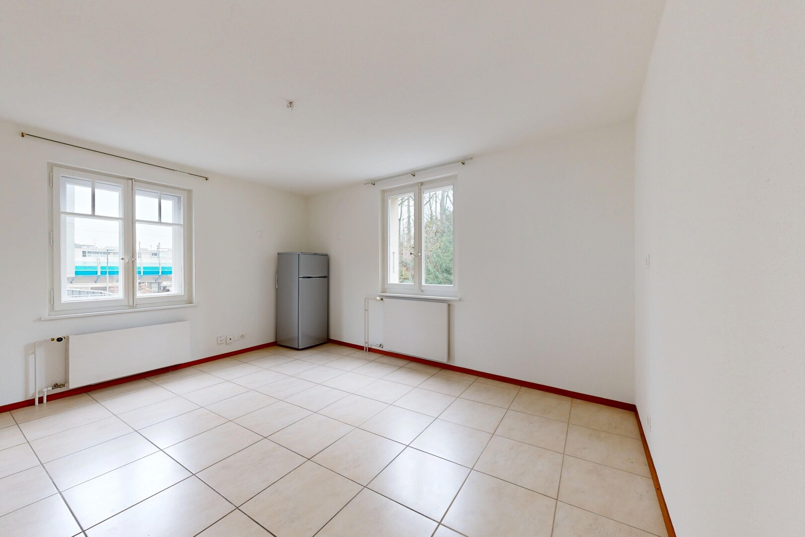 pièce vide avec drywall, cloison sèche, natural light, lumière naturelle, et baseboards wall