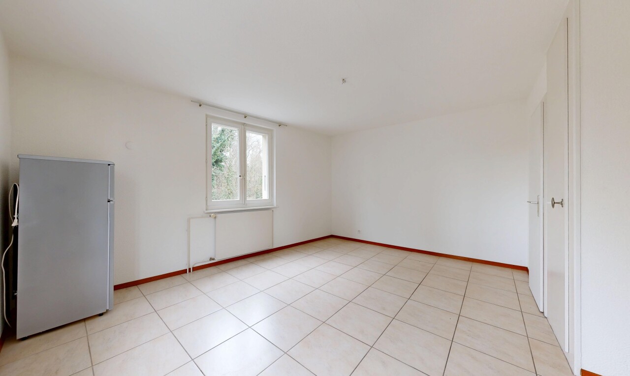 pièce vide avec drywall, cloison sèche, inside property, light floor, et natural light
