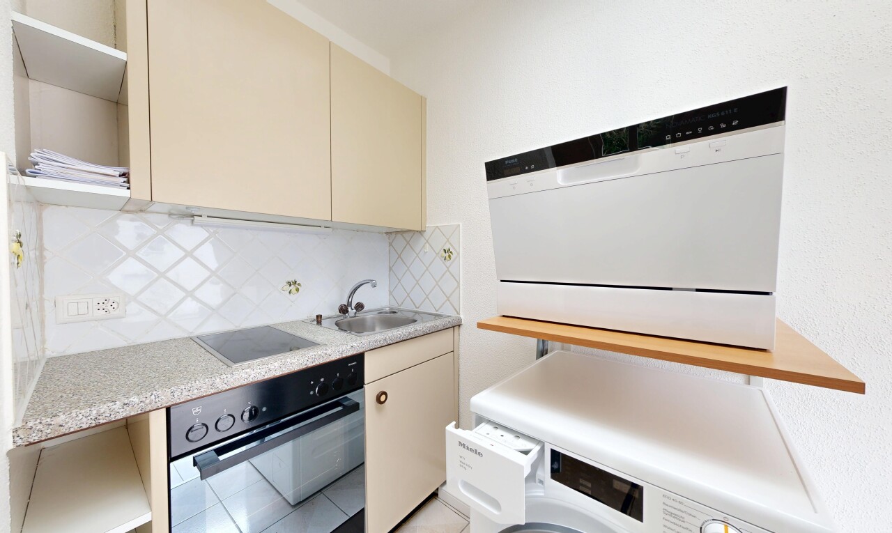 cuisine avec cream cabinets, armoires crème, four, light countertops, et évier