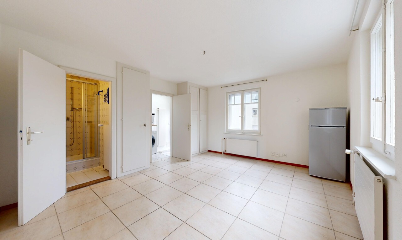 pièce vide avec drywall, cloison sèche, natural light, lumière naturelle, et inside property
