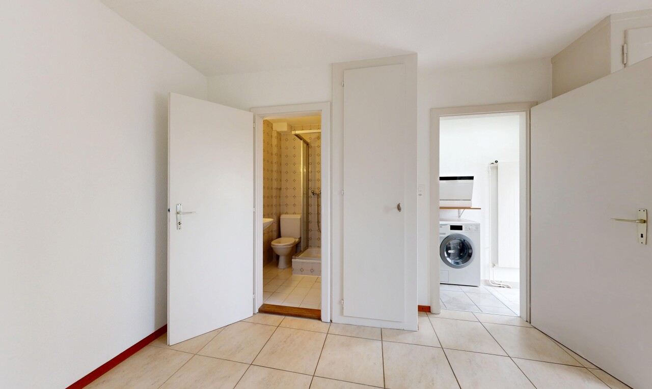 pièce vide avec drywall, cloison sèche, inside property, lave-linge et sèche-linge, et tile floor