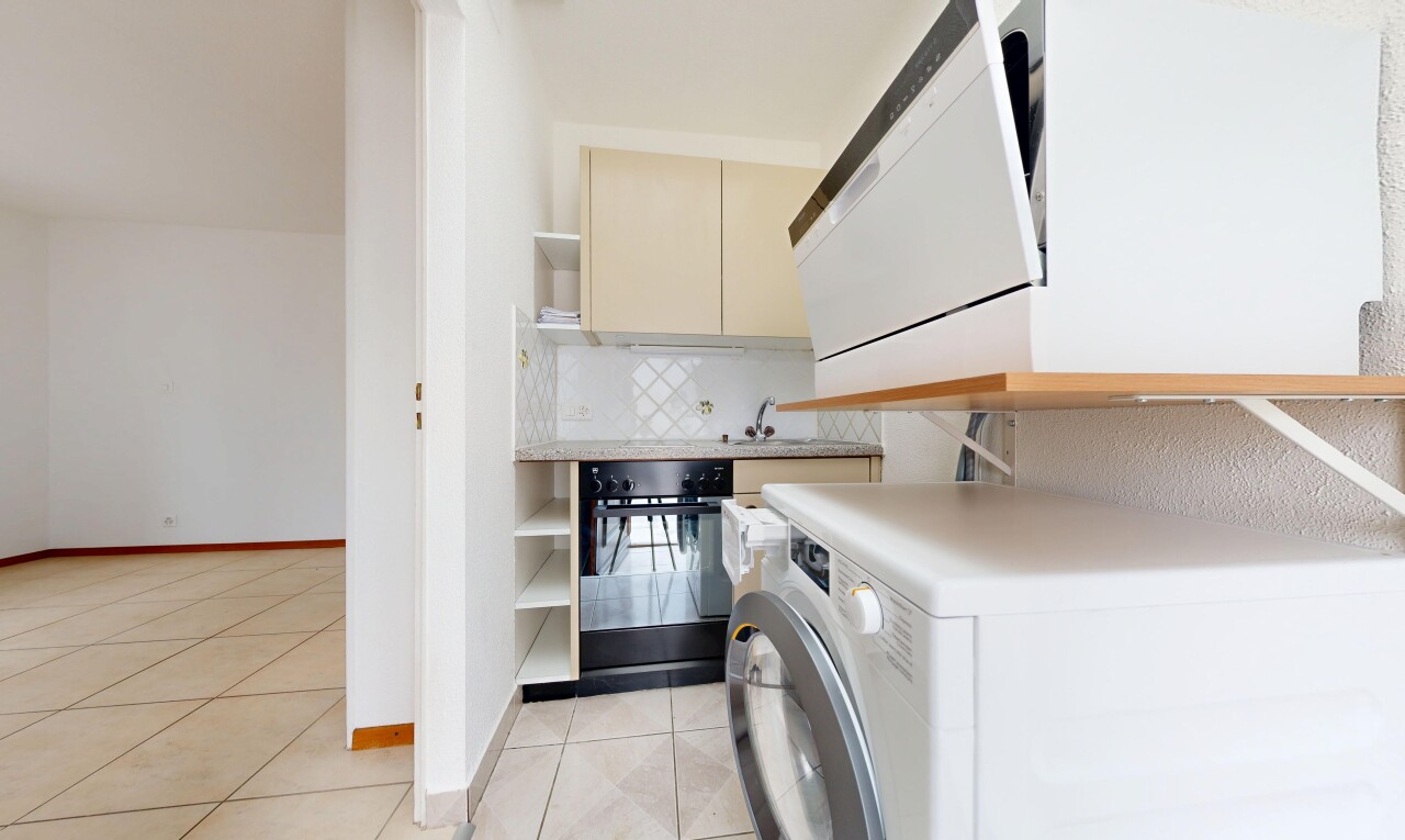 buanderie avec lave-linge et sèche-linge, light floor, drywall, cloison sèche, et inside property