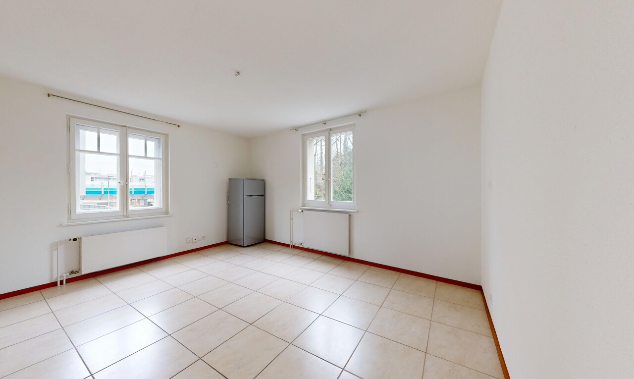 pièce vide avec drywall, cloison sèche, natural light, lumière naturelle, et baseboards wall
