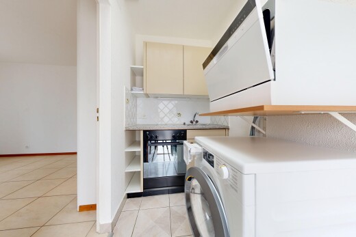 buanderie avec lave-linge et sèche-linge, light floor, drywall, cloison sèche, et inside property