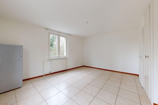 pièce vide avec drywall, cloison sèche, inside property, light floor, et natural light