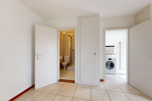 pièce vide avec drywall, cloison sèche, inside property, lave-linge et sèche-linge, et tile floor