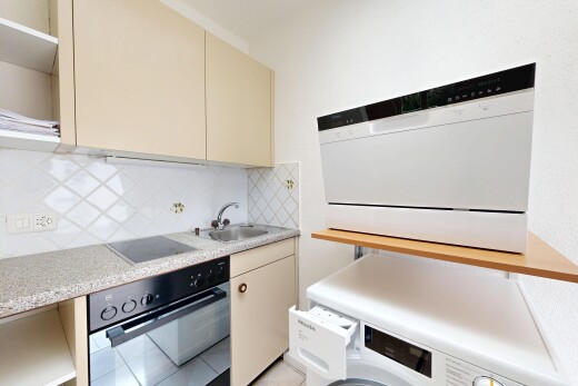 cuisine avec cream cabinets, armoires crème, four, light countertops, et évier