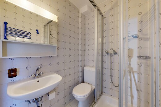 salle de bains avec douche, évier, salle de bain complète, toilette, et inside property