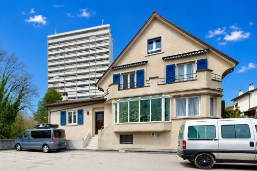façade avec day time, property visible, bardage en stuc, et perron