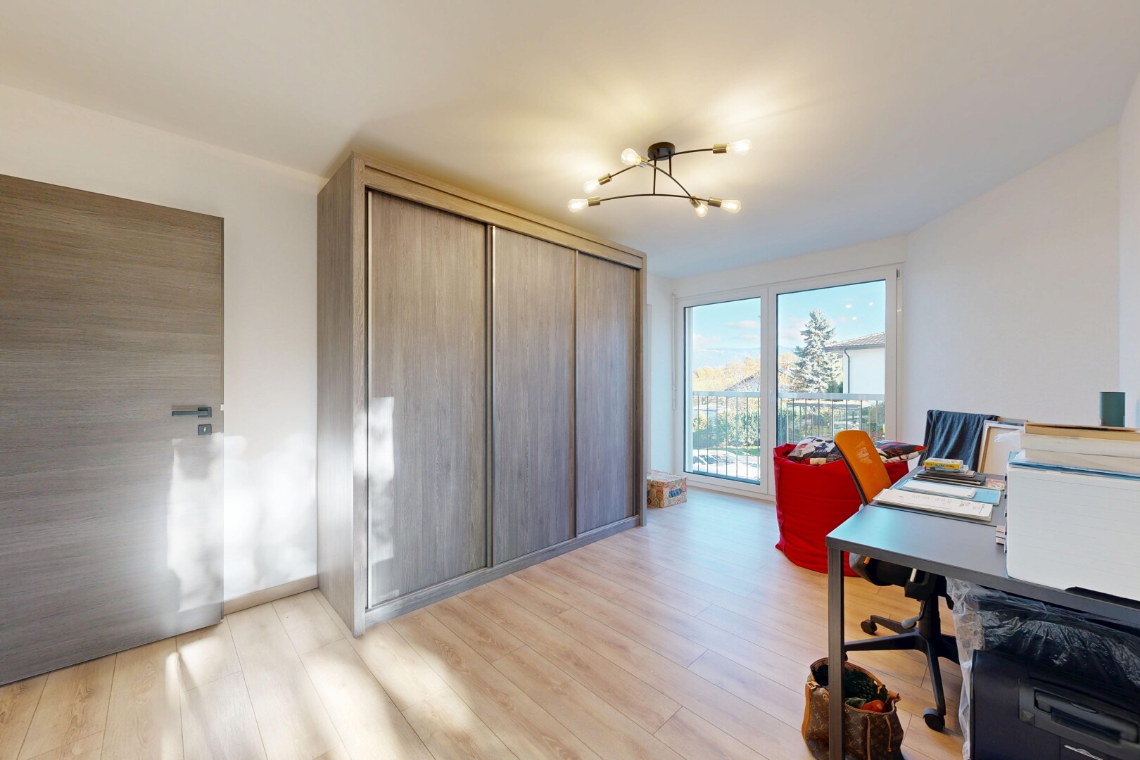 bureau avec espace bureau, day time, natural light, lumière naturelle, et wood finish floor