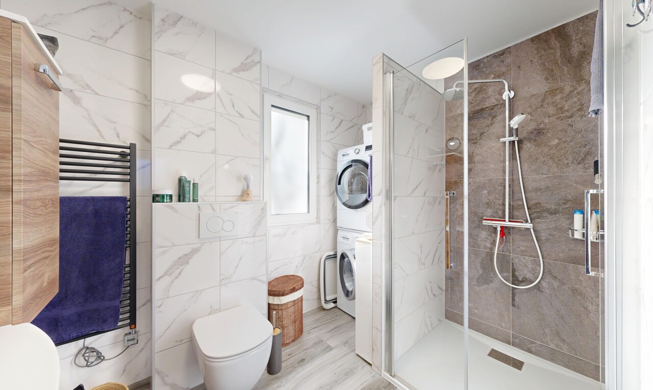 salle de bains avec chauffe-serviettes, mur en carrelage, tile wall, radiateur, et salle de bain complète