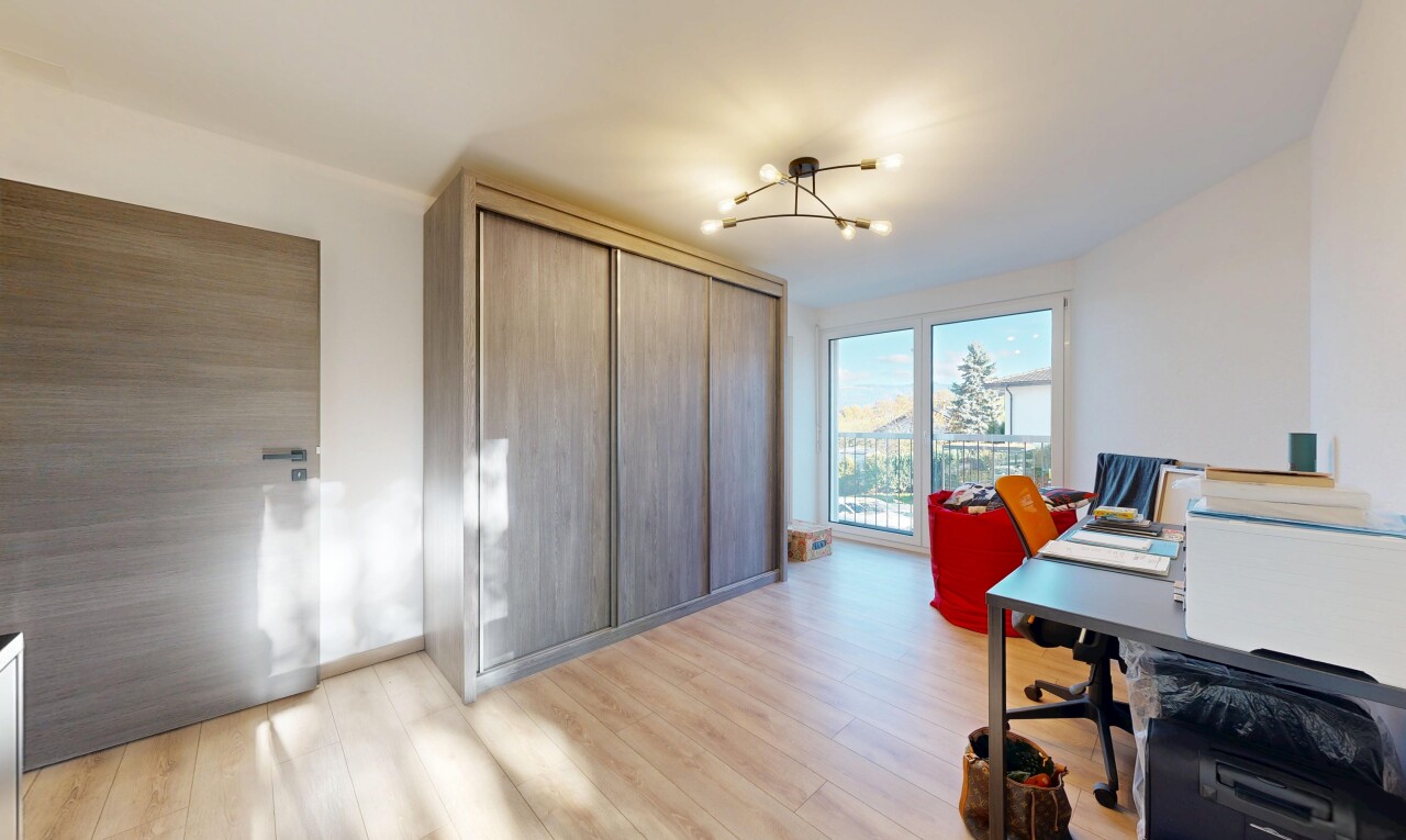 bureau avec espace bureau, day time, natural light, lumière naturelle, et wood finish floor