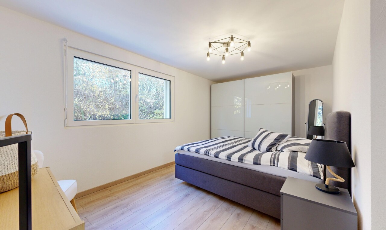chambre avec natural light, lumière naturelle, wood finish floor, sol en finition bois, et drywall